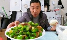 青岛网红小哥吃瓜,青岛网红小哥的瓜田奇遇记